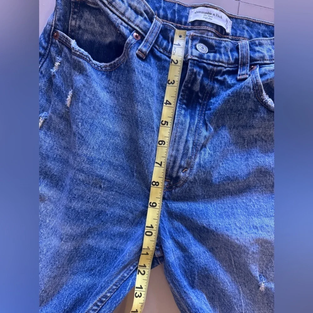 Abercrombie & Fitch The Mom High Rise Blue Jeans Distress Size 28/ 6L Pocket Zip